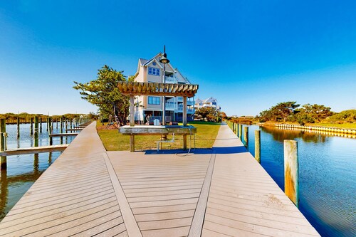 Waterfront Condo w/ Free WiFi, Central AC, Private Washer/Dryer, Shared Pool