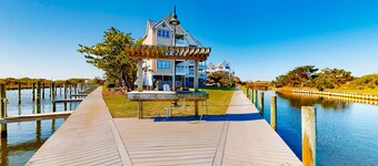 Waterfront Condo w/ Free WiFi, Central AC, Private Washer/Dryer, Shared Pool