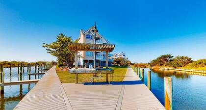 Waterfront Condo w/ Free WiFi, Central AC, Private Washer/Dryer, Shared Pool