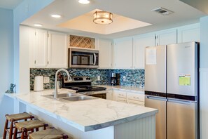 Kjøleskap, mikrobølgeovn, ovn og kokeplater