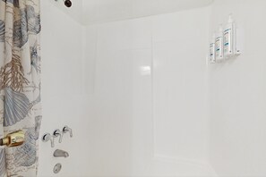 Douche, serviettes fournies