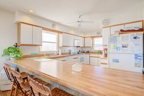 ثلاجة، ميكرو ويف، فرن، موقد طهي مسطح