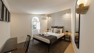 2 bedrooms, iron/ironing board, internet, bed sheets