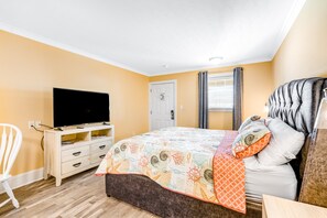Free WiFi, bed sheets - Studio condo with ocean views, pool, deck, & central AC (Surf City)
