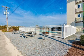 Outdoor dining - Studio condo with ocean views, pool, deck, & central AC (Surf City)