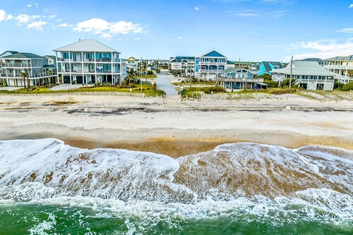 Studio condo with ocean views, pool, deck, & central AC