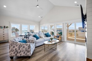 Smart TV, fireplace - Coastal home with short walk to the beach- Dogs Welcome (Surf City)