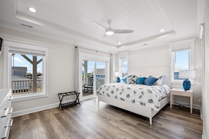 5 bedrooms, iron/ironing board, travel cot, free WiFi - Coastal home with short walk to the beach- Dogs Welcome (Surf City)
