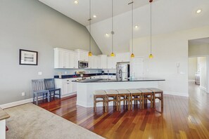 Køleskab, mikrobølgeovn, ovn, kogeplade