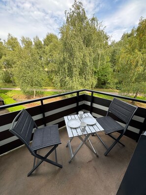 Outdoor dining - Sunny CityNest apartment with balcony and excellent transport connections (Essen)