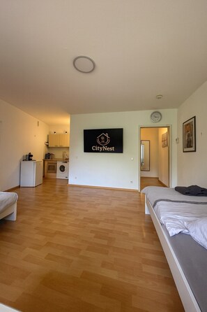 1 bedroom, WiFi, bed sheets - Sunny CityNest apartment with balcony and excellent transport connections (Essen)