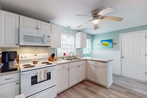 Kjøleskap, mikrobølgeovn, ovn og kokeplater