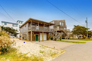 Exterior - Charming oceanside beach cottage - short walk to private beach access & marinas (Hatteras)