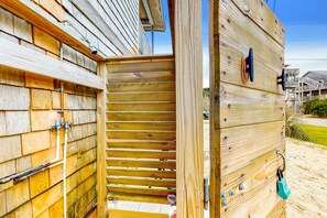 Property grounds - Charming oceanside beach cottage - short walk to private beach access & marinas (Hatteras)