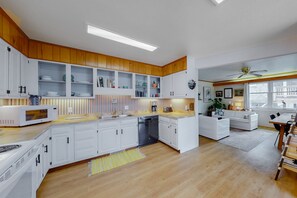 Fridge, microwave, oven, stovetop - Charming oceanside beach cottage - short walk to private beach access & marinas (Hatteras)