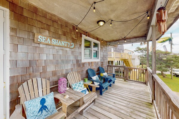 Terrace/patio - Charming oceanside beach cottage - short walk to private beach access & marinas (Hatteras)