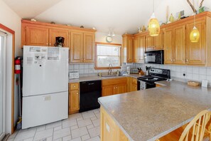 Kjøleskap, mikrobølgeovn, ovn og kokeplater