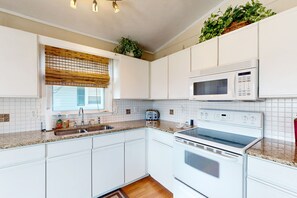 Køleskab, mikrobølgeovn, ovn, kogeplade