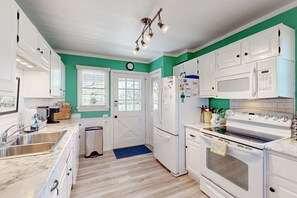 Kjøleskap, mikrobølgeovn, ovn og kokeplater