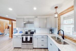 Kjøleskap, mikrobølgeovn, ovn og kokeplater