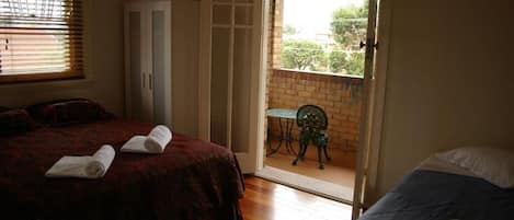 Appartement, 2 chambres, balcon | Coffres-forts dans les chambres, bureau