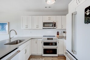 ثلاجة، ميكروويف، فرن، موقد طهي مسطح