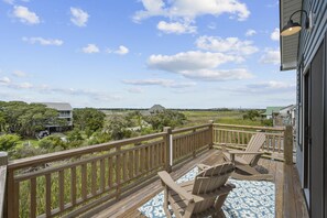Property grounds - Stunning sound view home, close to the beach in the heart of Surf City (Surf City)