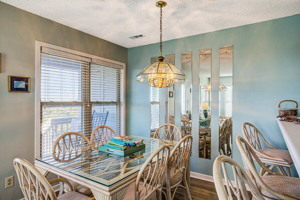 Dining - Ocean and waterway-view duplex - pool, beach access, washer/dryer, central AC (Topsail Beach)