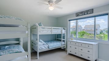 4 عدّة غرف نوم وواي فاي مجانًا وملاءات أسرّة