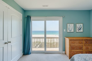 4 bedrooms, free WiFi, bed sheets - Oceanfront home with beach access, a game room, washer/dryer, & central AC (Topsail Beach)
