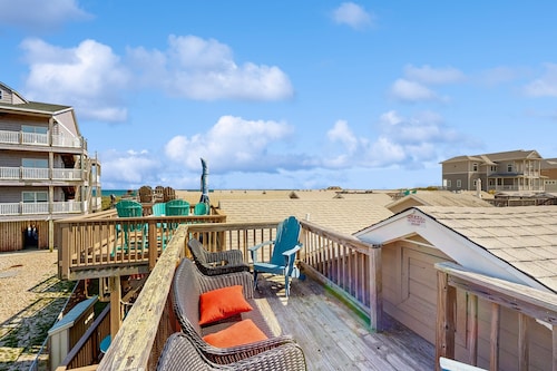 Romantic Hatteras Studio | Rooftop Ocean Views, Free WiFi & Club Hatteras Access