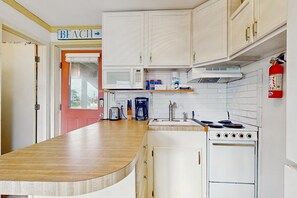 Refrigerador, horno, parrilla de estufa y cafetera y tetera 