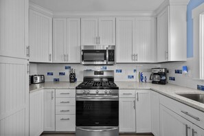 ثلاجة، ميكروويف، فرن، موقد طهي مسطح