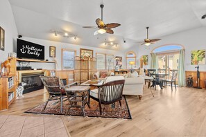 テレビ、暖炉、DVD プレーヤー