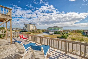 Terrace/patio - Dog-friendly home with ocean views, beach access, washer/dryer & central AC (Topsail Beach)