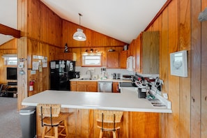 Fridge, microwave, oven, stovetop - 4 bedroom house w/ shared pool, AC, ocean view, WiFi (Avon)