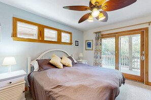 6 bedrooms, free WiFi, bed sheets - Beach home with private hot tub, pool, sound view & game room - dog-friendly (Waves)