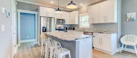 ثلاجة، ميكروويف، فرن، موقد طهي مسطح