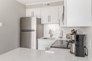 ثلاجة، ميكروويف، فرن، موقد طهي مسطح