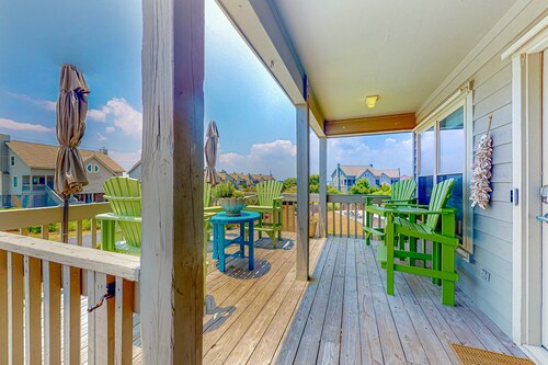 Compass Rose | Townhouse in Topsail Beach with balcony, central AC, & W/D