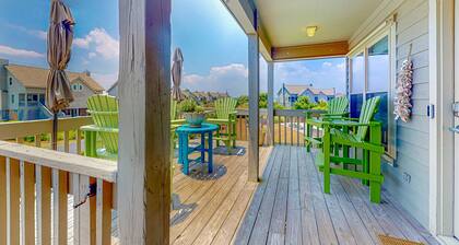 Compass Rose | Townhouse in Topsail Beach with balcony, central AC, & W/D