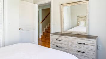 6 bedrooms, iron/ironing board, free WiFi, bed sheets