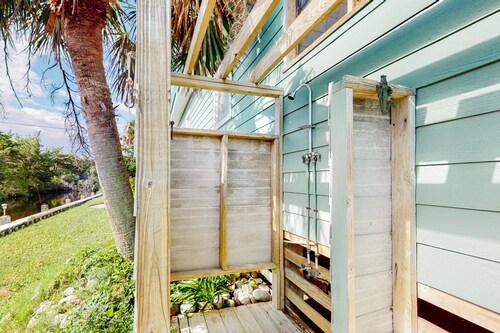 Blue Bayou: Canalfront, 2 screened porches - near beach