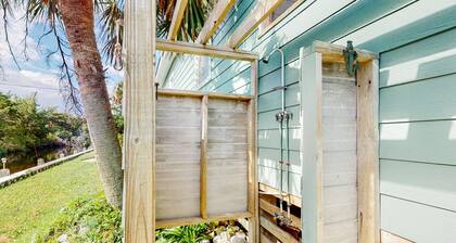Blue Bayou: Canalfront, 2 screened porches - near beach