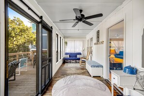 Terrace/patio - Sound-Front Cottage - Short Walk to the Beach, Private Dock & Dog-Friendly (Topsail Beach)