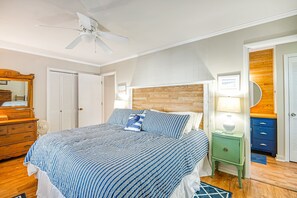 6 bedrooms, iron/ironing board, free WiFi, bed sheets - Sound-Front Cottage - Short Walk to the Beach, Private Dock & Dog-Friendly (Topsail Beach)