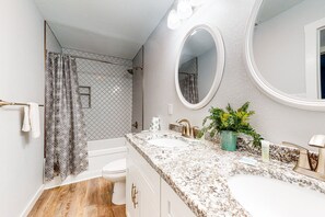 Een douche, handdoeken