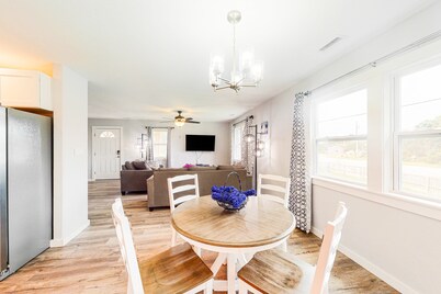 Fully-renovated, dog-friendly home near the beach with fast WiFi, washer/dryer