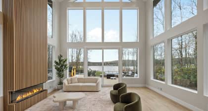 Lakefront Paradise w/Pool, Hot Tub, Sauna & Kayaks