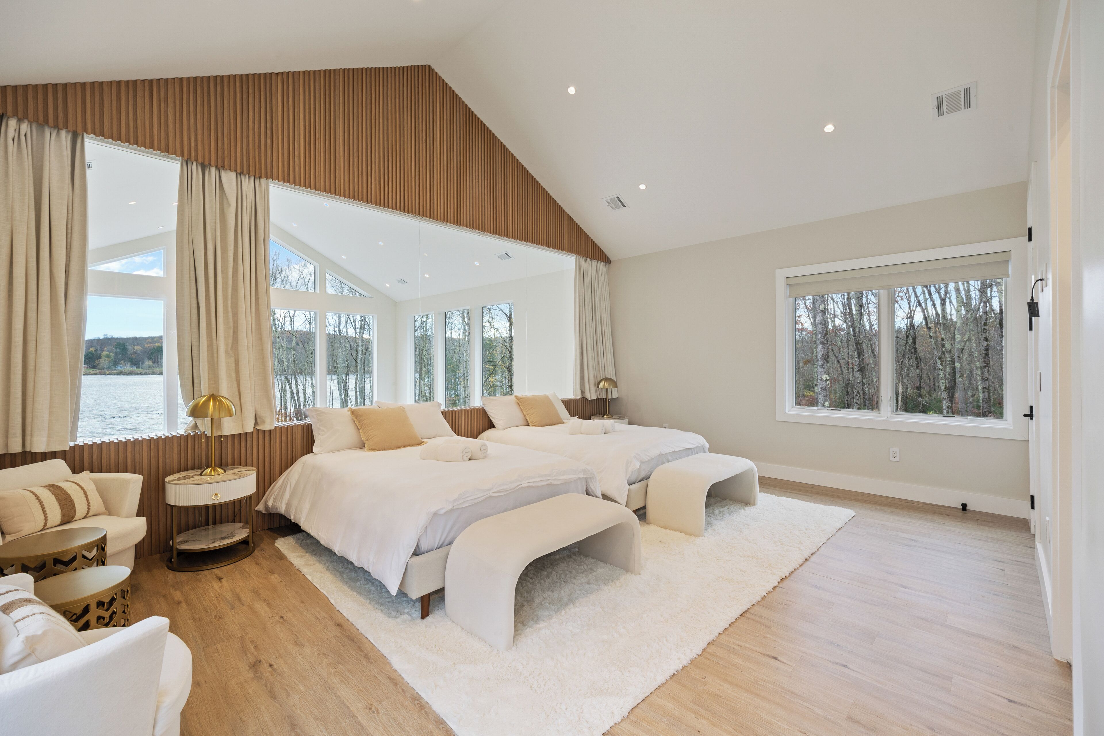 8 bedrooms, travel crib, free WiFi, bed sheets